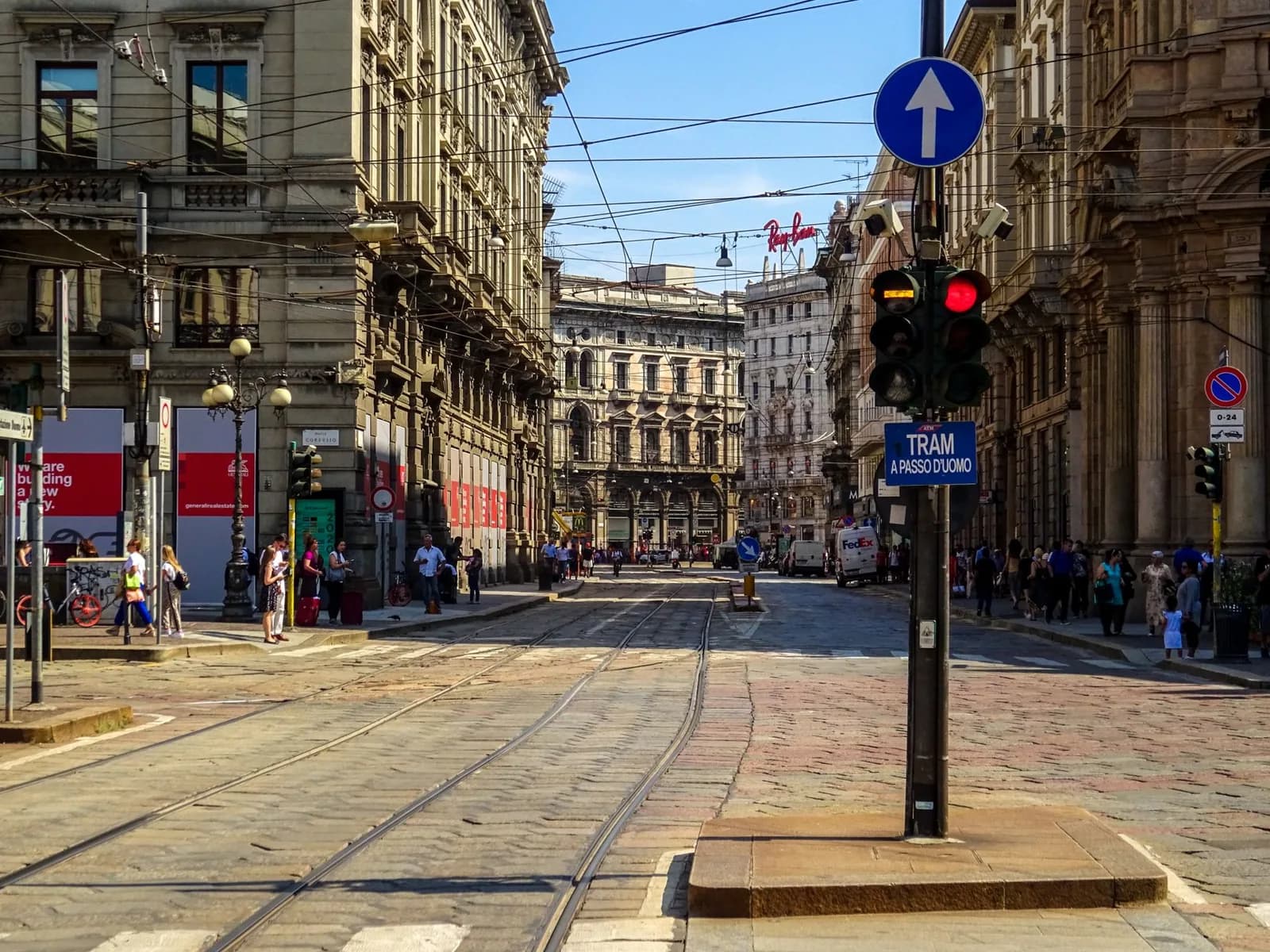 Una via di Milano con i binari del tram e i palazzi storici