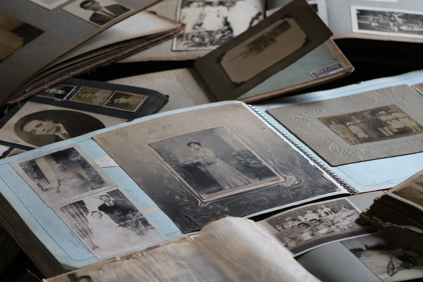 Album di fotografie di famiglia in bianco e nero, aperto