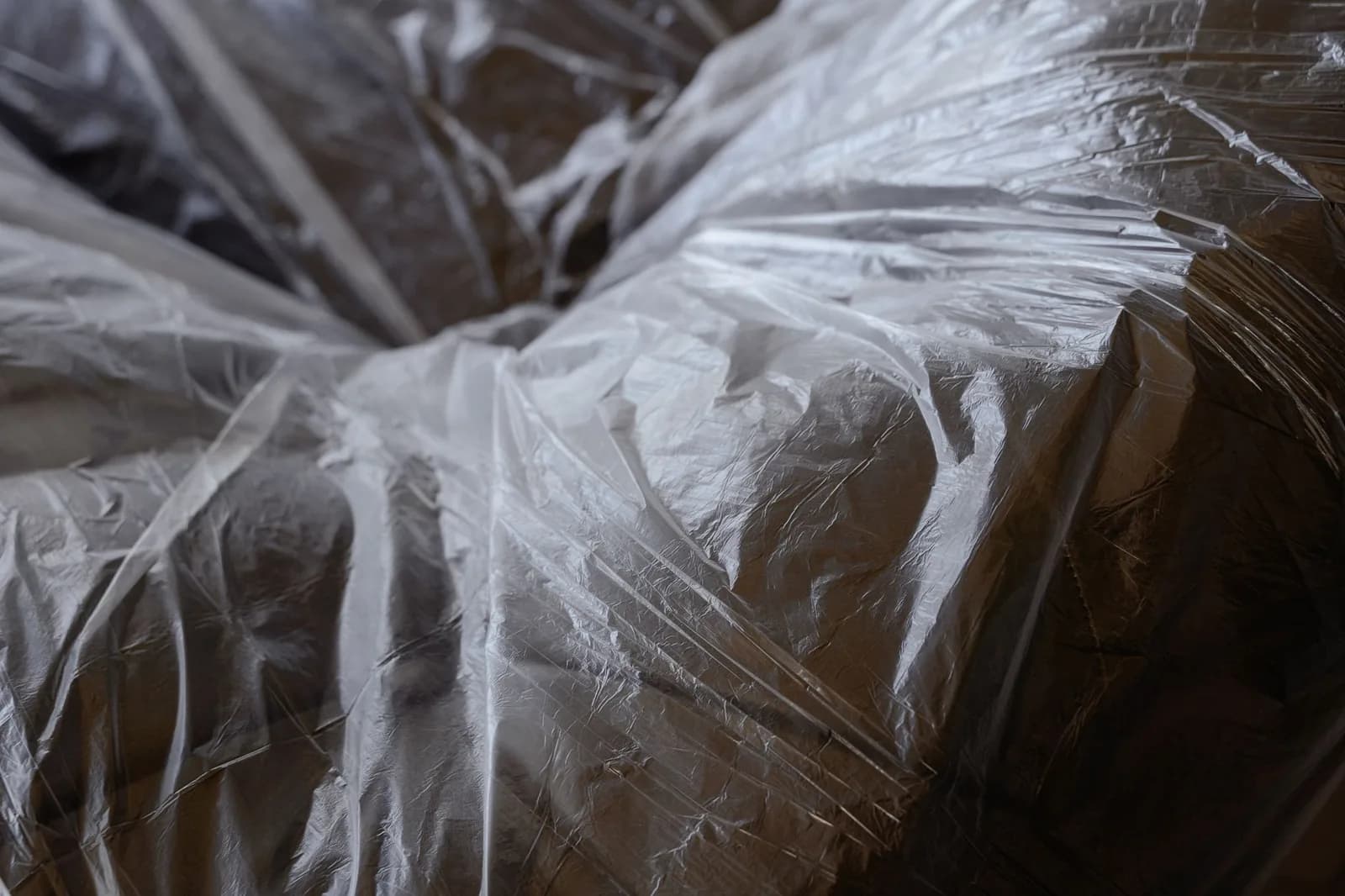 Primo piano di un telo di plastica trasparente avvolto intorno a un mobile