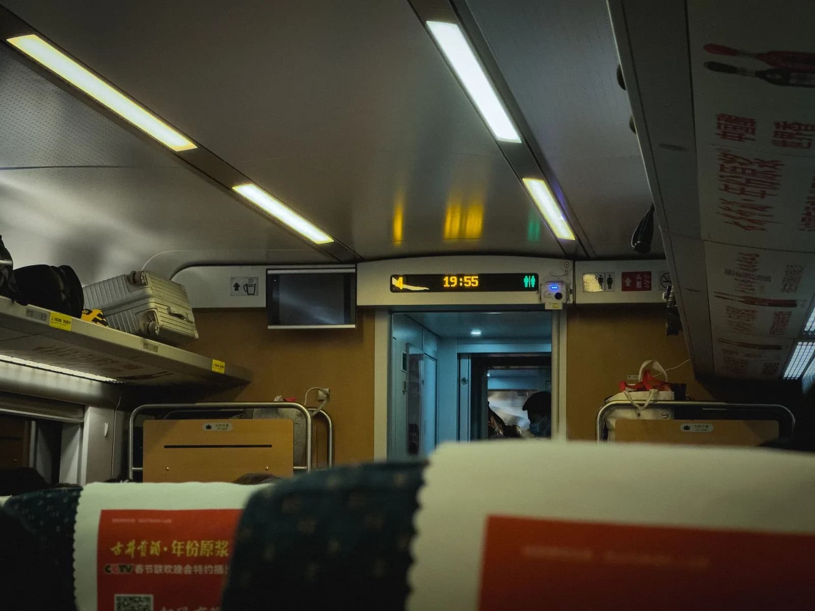 Interno di un treno moderno con le cappelliere e i cartelli luminosi