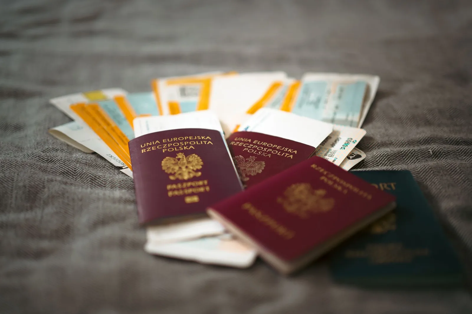 Due passaporti e i biglietti di viaggio appoggiati su un tavolo