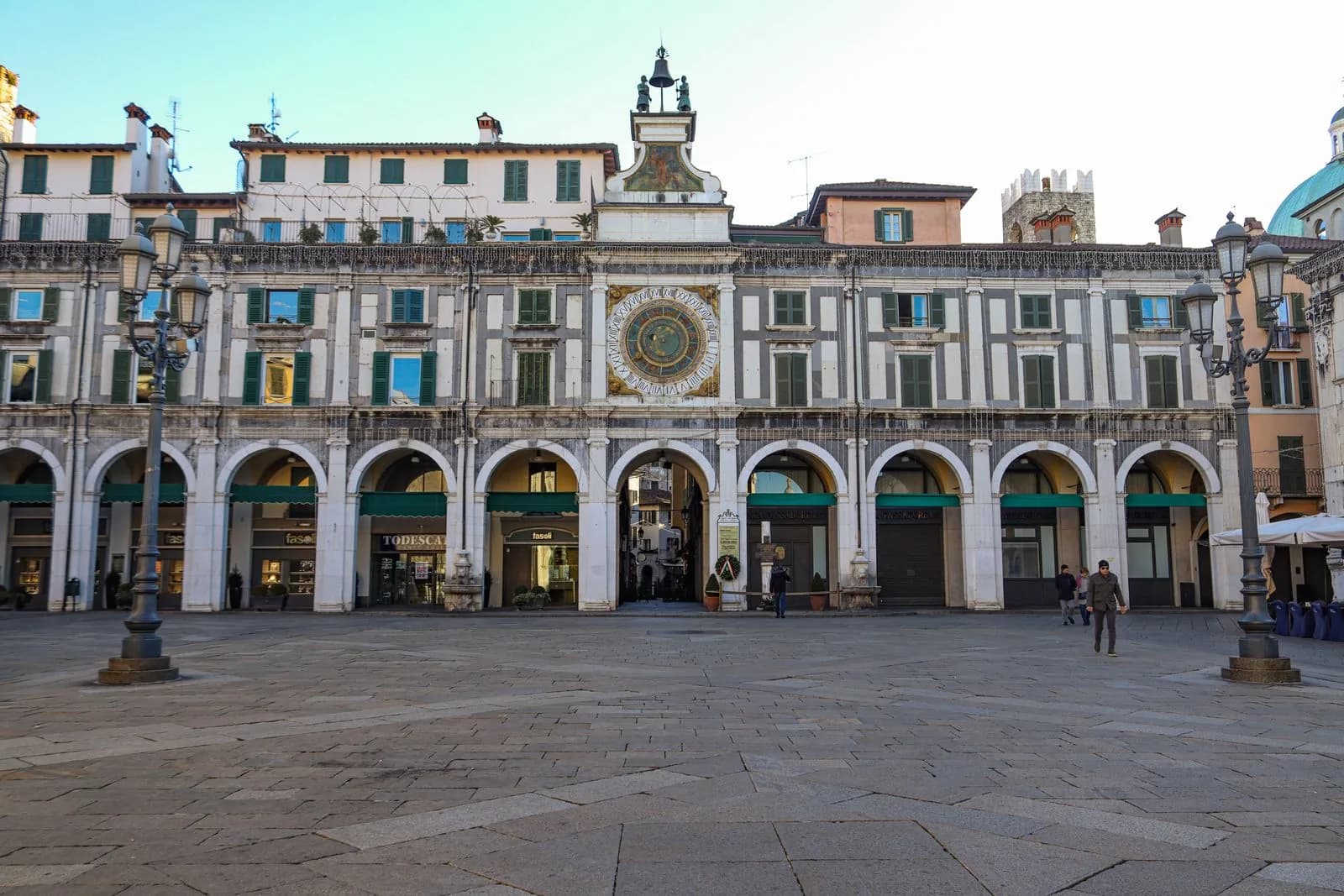 La Torre dell'Orologio in piazza della Loggia, a Brescia, sopra i portici.