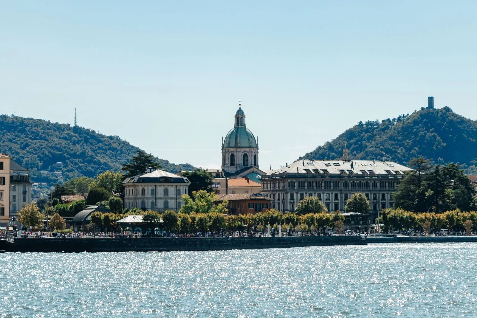 Il lungolago di Como, con la cupola del Duomo e le colline alle spalle.