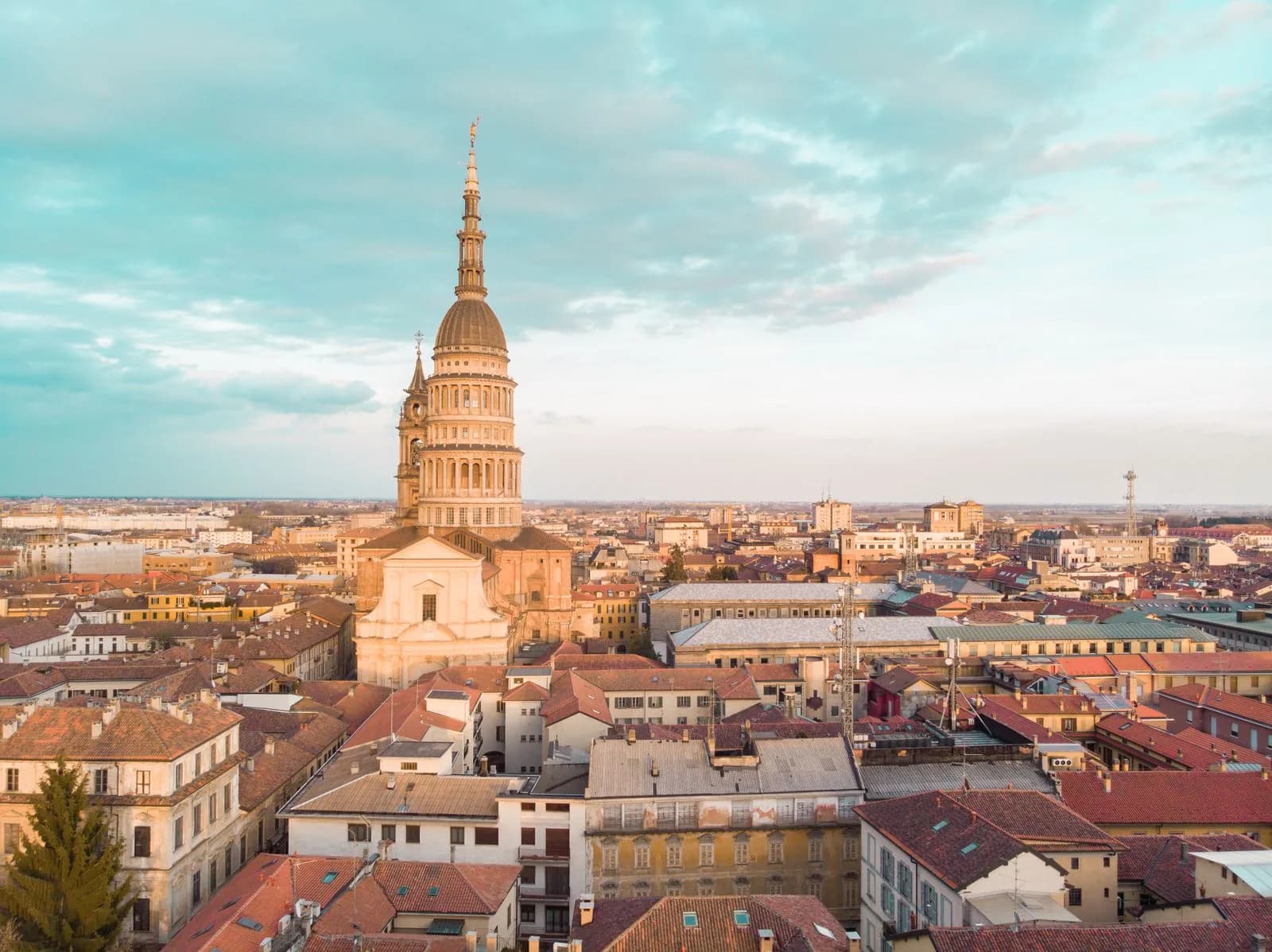 Novara vista dall'alto, con la cupola di San Gaudenzio sopra i tetti.
