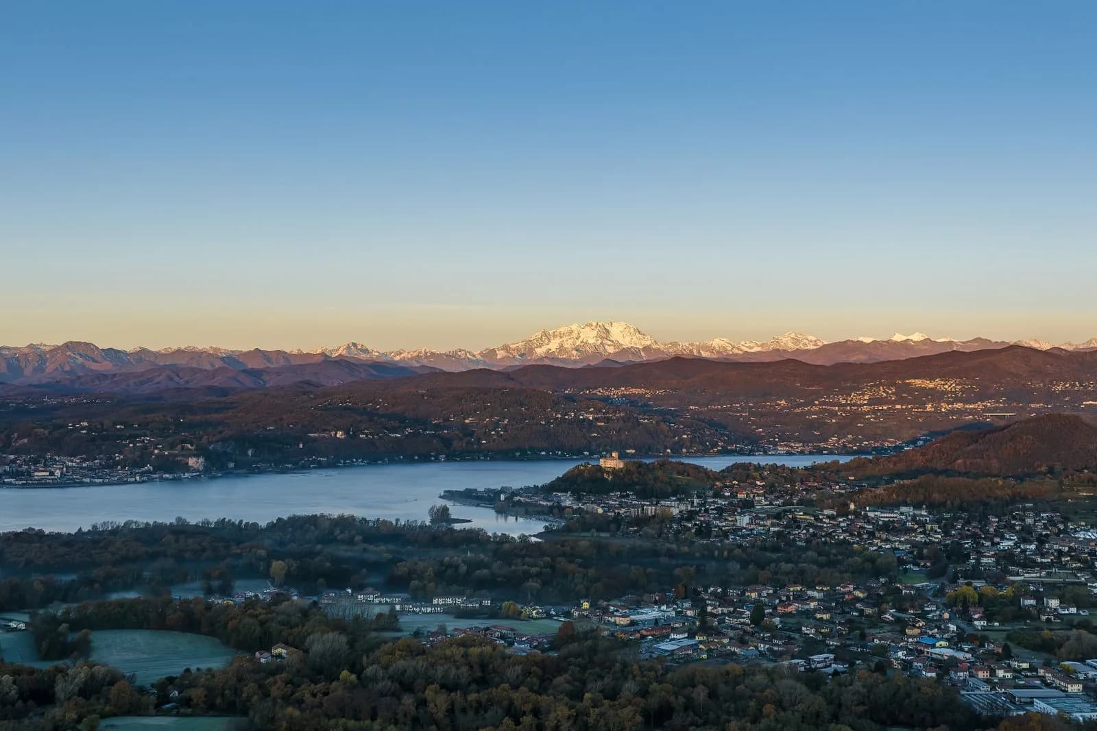 Il lago di Varese dall'alto, con il Monte Rosa sullo sfondo.