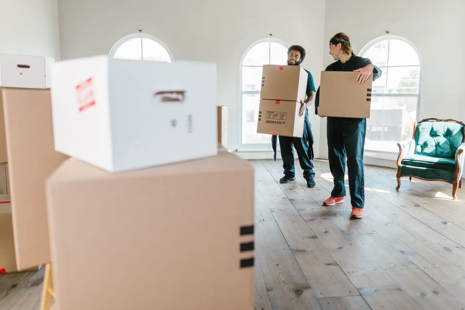Mobili avvolti e scatoloni impilati accanto a una porta d'ingresso