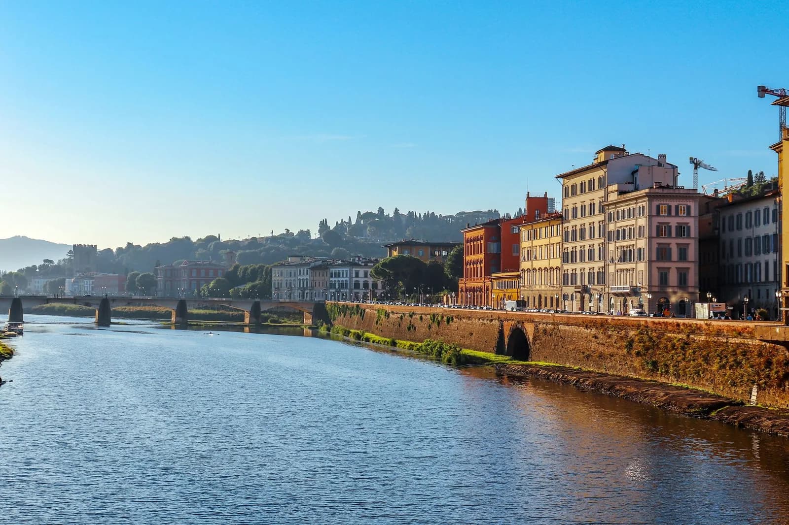 L'Arno a Firenze in una giornata di sole, con i palazzi del lungarno sulla riva.