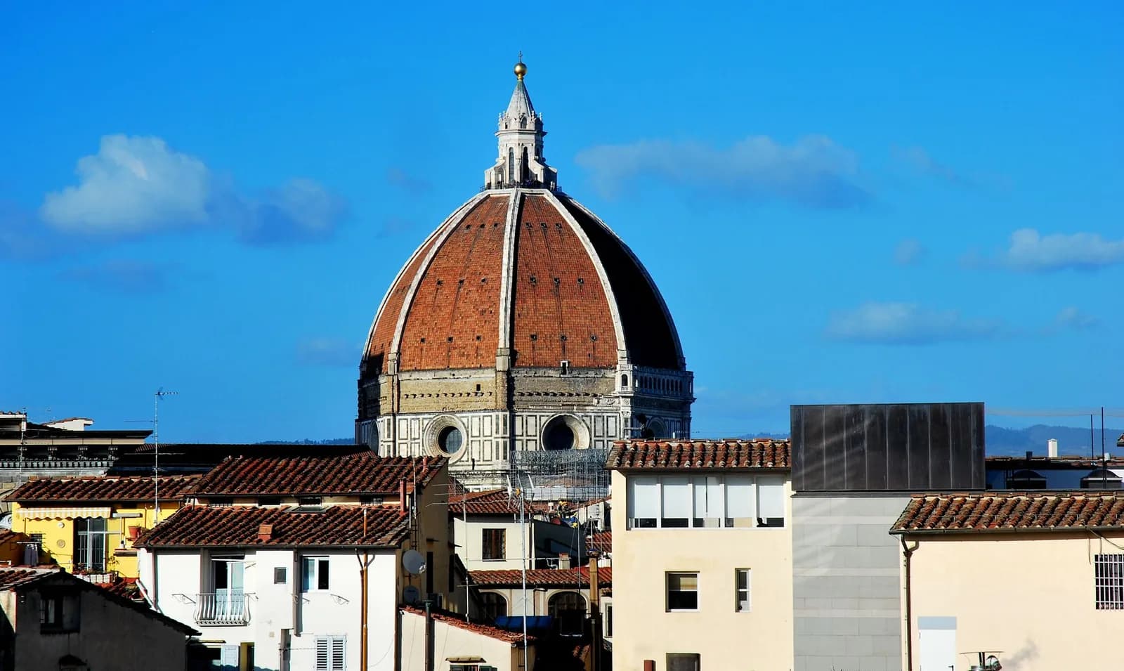 La cupola del Duomo di Firenze sopra i tetti e le facciate del centro storico.