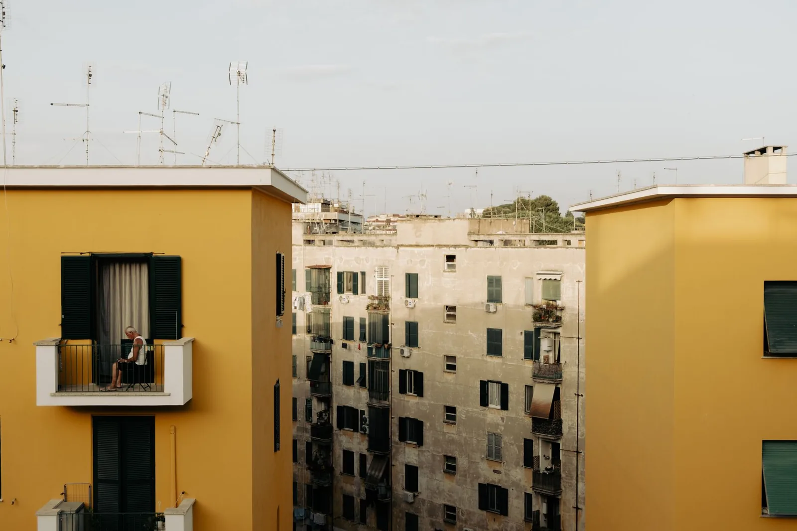 Palazzine residenziali con i balconi, una sopra l'altra, in un quartiere di Firenze.