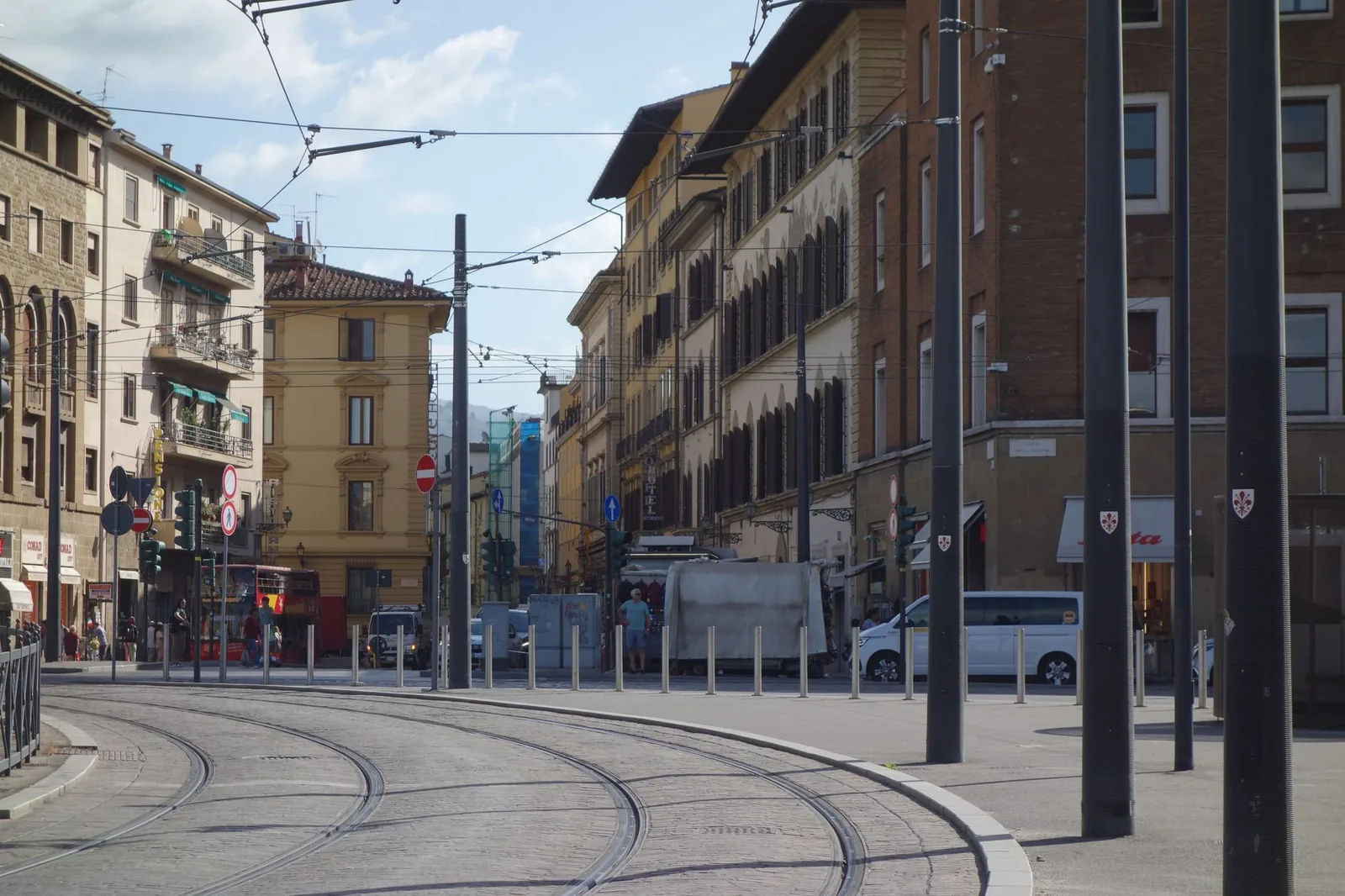 Le rotaie del tram in una strada di Firenze, fra palazzi e fili elettrici.